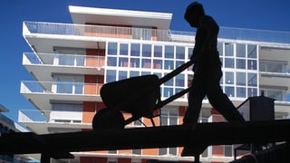 In lavurer da construcziun en la umbriva, uschia ch'ins vesa mo las conturas.