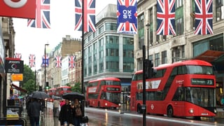 Il maletg mussa las bandieras en la Oxford Street a Londra.