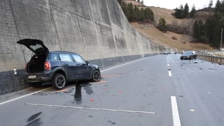 Dus autos sin ina via. 