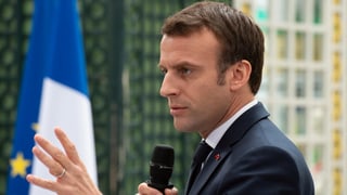 Purtret dad Emmanuel Macron durant in pled. 