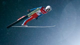 Simon Ammann siglia la schanza gronda a Lahti.