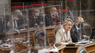 Andrea Gmuer, la schefa da la fracziun amez discurra en la sala dal cussegl dals chantuns.