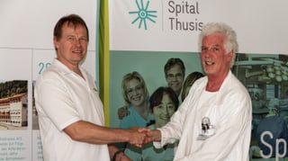 Dirk Mewes e Jonas Barandun barattan il servetsch (da san.). Dirk Mewes e Jonas Barandun barattan il servetsch (da san.).