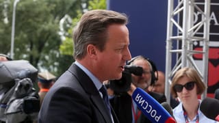 David Cameron discurra a Warschau en in microfon. David Cameron discurra a Warschau en in microfon.