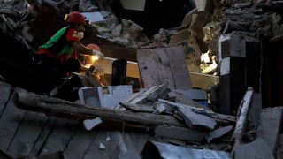 In gidonter en in mantun ruinas che tschertga u sustegna survivents.