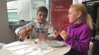 Uffants en cafeteria RTR a l'acziun 2xNadal. 