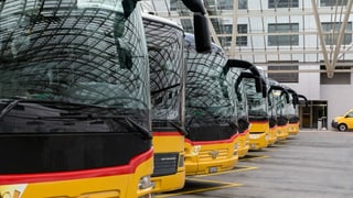 plirs autos da posta èn parcads a Cuira