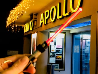 Cun in pitschen sabel da glisch - ubain almain in portaclavs extravagant - avant il kino apollo a Cuira. 