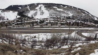 Vista sin Vail, ina gronda gruppa da chasas gist a la muntogna cun las pistas da skis. Vista sin Vail, ina gronda gruppa da chasas gist a la muntogna cun las pistas da skis.