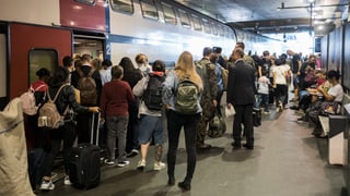 Blera glieud spetga avant in tren.