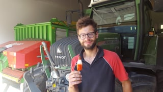Il pur Maurus Tuor da Rabius cun in glatsch avant il tractor.