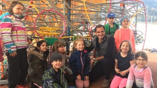 Roger Federer amez scolars da l'emprima classa da Churwalden.