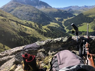 Purtret d'in satgados e da chalzers tut sternì en il sulegl per laschar sitgir.