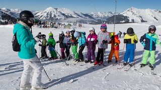 Scolasta ed uffants en la scola da skis. 