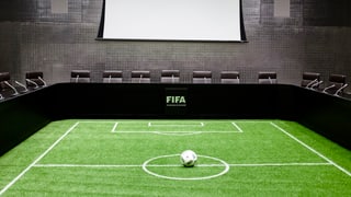 Ina stanza da seduta da la FIFA a Turitg.
