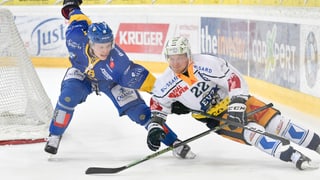 dus giugaders da hockey en acziun
