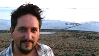 Johannes Hedinger davant l’object da land art “Spiral Jetty” da Robert Smithson (Great Salt Lake, Utah).