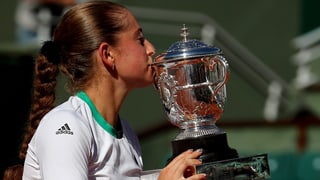Julia Ostapenko cun il pocal dal French Open 2017.
