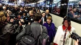 Viola Amherd avant ch'ella entra en il tren spezial circumdada da schurnalists.