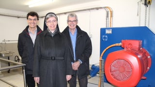 Sr. Annemarie (mez.) cun ils inschigners Christoph Widmer (san.) ed Arthur Brüniger (dre.).