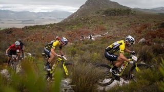 Nino Schurter a dretga e Lars Forster. 