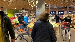 Bleras persunas en il Migros a Glion.