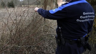 In emploià da la guardia da cunfin fa controllas