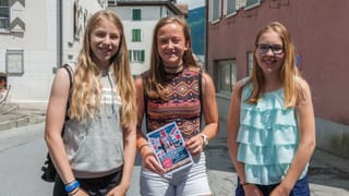 Giulia, Natascha e Dania van a dumandar sustegn tar las fatschentas dal vitg. Giulia, Natascha e Dania van a dumandar sustegn tar las fatschentas dal vitg.