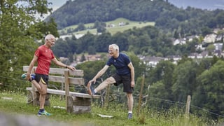 Dus seniors suenter il jogging.