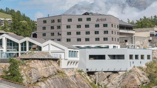 Model per Laax; la jugi cun center da wellness a Saas-Fee. Model per Laax; la jugi cun center da wellness a Saas-Fee.