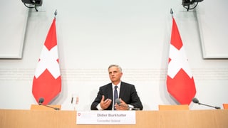Didier Burkhalter sesa en il center tar sia conferenza da medias da demissiun.