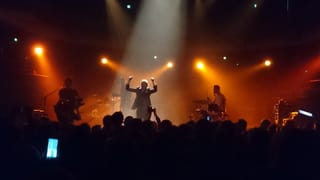 La band Warhaus sin tribuna cun cazzola oranscha. La band Warhaus sin tribuna cun cazzola oranscha.