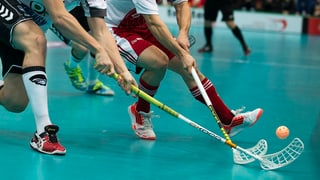 Dus giugaders d'unihockey en acziun. 