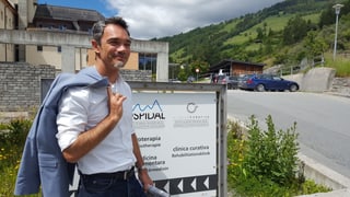 Dr. Richard Ploner il directur da la nova Clinica Curativa avant la tavla da recloma