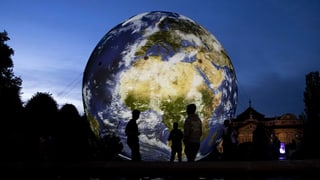 Balun da la terra che glischa en la notg.