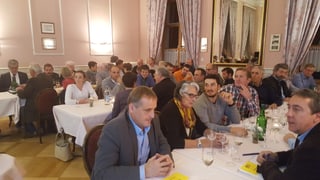 Ina sala plaina a la delegada da la PBD a Zernez en il hotel Bär & Post