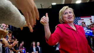 Hillary Clinton fat thumbs up ad ina occurrenza electorala.