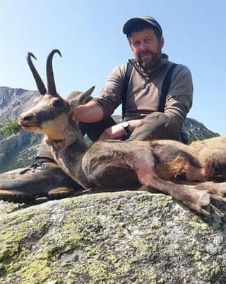 Rico Hohenegger da Müstair cun sia preda, in chamutsch ch'el ha sajettà en la Val Mora.
