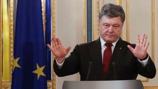 Petro Poroschenko, il president da la Ucraina auza ils mauns durant ch'el discurra.