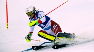 Skiunza da slalom en acziun sin pista.