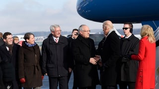 Cusseglier federal Johann Schneider-Ammann beneventa il vicepresident american Joe Biden e sia consorta Jill Biden a Kloten.