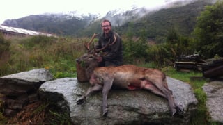 Il chatschadur Marc Berther cun il taur tschierv da 92 kilos. Il chatschadur Marc Berther cun il taur tschierv da 92 kilos.