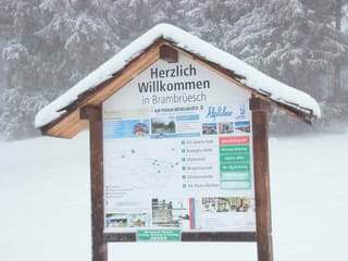 La tabla da bainvegni a Brambrüesch. La tabla da bainvegni a Brambrüesch.