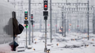 Tren en la staziun da Turitg ch'è curclada cun naiv.