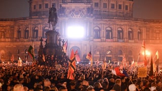 Blera glieud ad ina demonstraziun la notg.