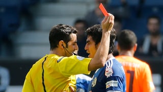 L'arbiter mussa la carta cotschna a Dario Lezcano da l'FC Lucerna