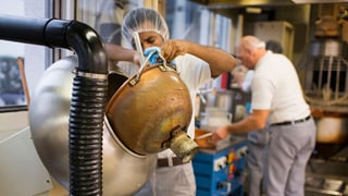Persuna che lavura en in fabrica.
