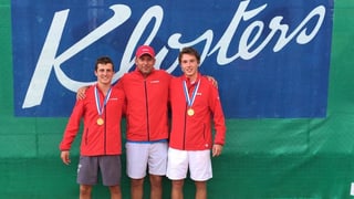 Purtret da Damien Wenger, Yves Allegro, coach da Swiss Tennis, e Jakub Paul (da san.).