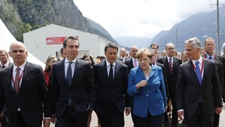 Plirs politichers europeics a l'avertura dal tunnel dal Gottard.