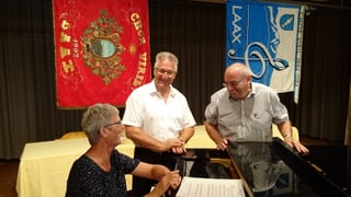 Lucrezia Bärtsch (presidenta da l'Uniun chantunala da chant), il dirigent Roland Capeder e Gion Darms. (da san.)